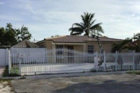 House in Hialeah, Florida 4 bedrooms, 134.34 sq.m. № 2047488