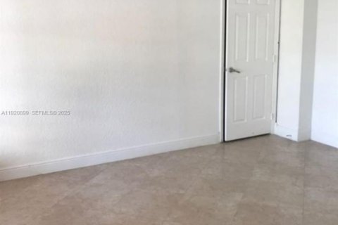 Villa ou maison à vendre à Hialeah, Floride: 4 chambres, 134.34 m2 № 2047488 - photo 3