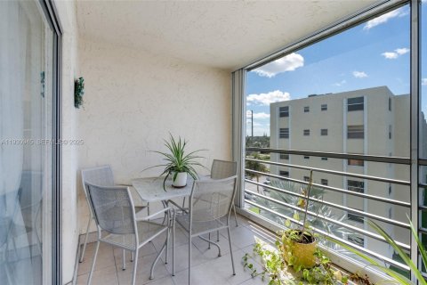 Снять в аренду кондоминиум в Дания-Бич, Флорида 2 спальни, 110.55м2, № 1989725 - фото 16