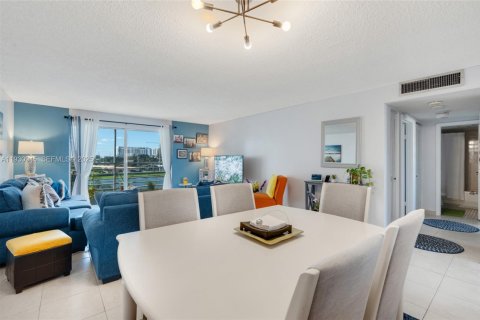 Снять в аренду кондоминиум в Дания-Бич, Флорида 2 спальни, 110.55м2, № 1989725 - фото 1