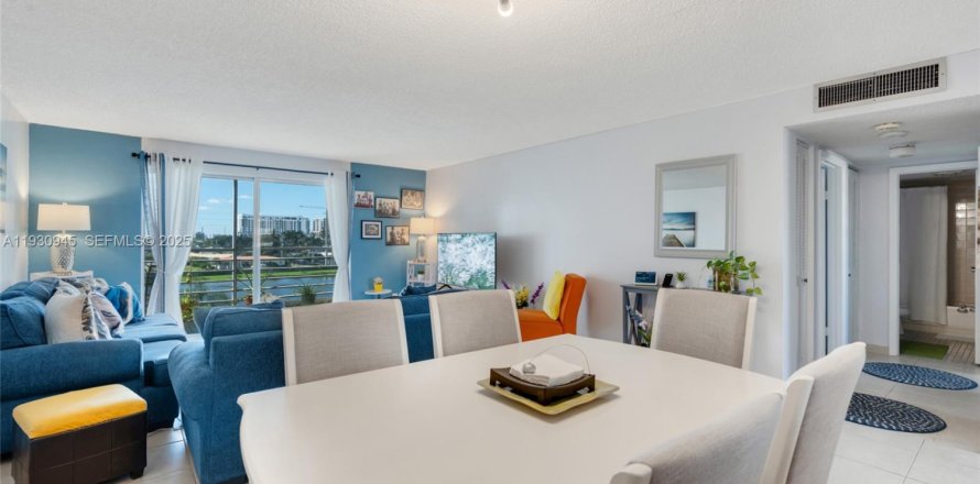 Кондоминиум с 2 спальнями в Дания-Бич, Флорида № 1989725