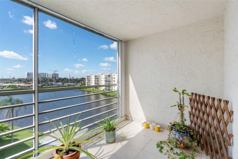 Снять в аренду кондоминиум в Дания-Бич, Флорида 2 спальни, 110.55м2, № 1989725 - фото 15