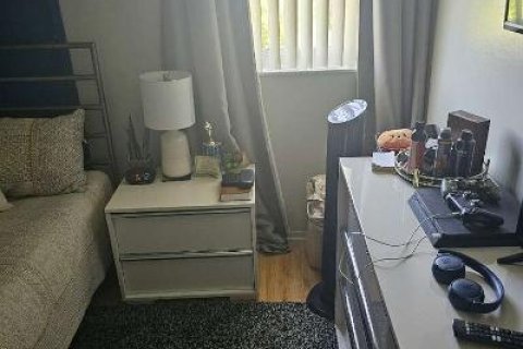 Снять в аренду таунхаус в Лодердейл-Лейкс, Флорида 2 комнаты, 121.7м2, № 2268750 - фото 8