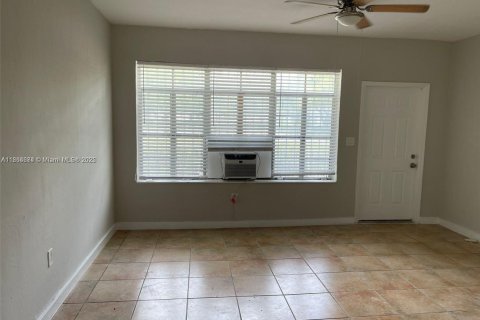 Commercial property in Miami, Florida 268.3 sq.m. № 1893066 - photo 6