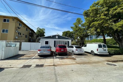 Commercial property in Miami, Florida 268.3 sq.m. № 1893066 - photo 4