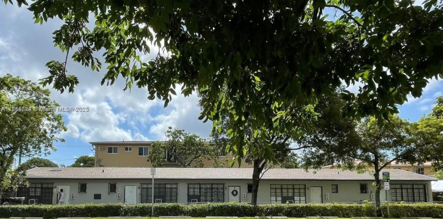 Commercial property in Miami, Florida 268.3 sq.m. № 1893066
