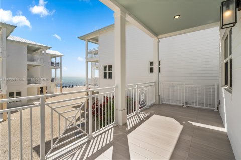Townhouse in Islamorada, Village of Islands, Florida 3 bedrooms, 156.08 sq.m. № 1714477 - photo 15