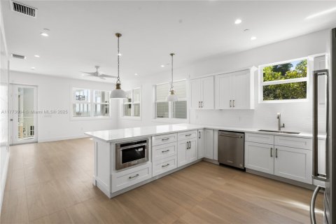 Townhouse in Islamorada, Village of Islands, Florida 3 bedrooms, 156.08 sq.m. № 1714477 - photo 6