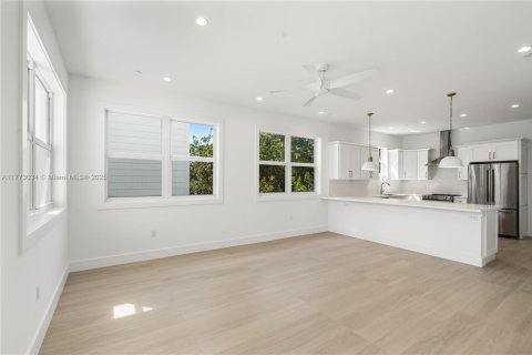 Townhouse in Islamorada, Village of Islands, Florida 3 bedrooms, 156.08 sq.m. № 1714477 - photo 11
