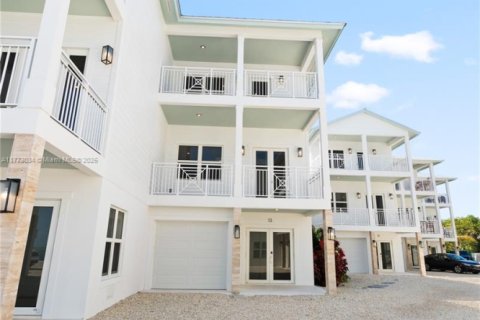 Townhouse in Islamorada, Village of Islands, Florida 3 bedrooms, 156.08 sq.m. № 1714477 - photo 2