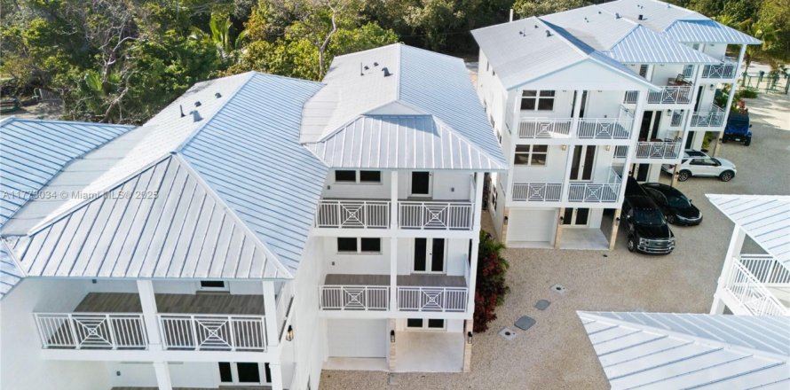 Townhouse in Islamorada, Village of Islands, Florida 3 bedrooms, 156.08 sq.m. № 1714477
