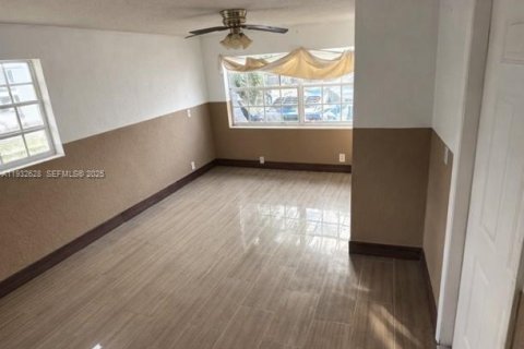 Снять в аренду коммерческую недвижимость в Майами, Флорида 1 спальня, 37.16м2, № 1991570 - фото 5