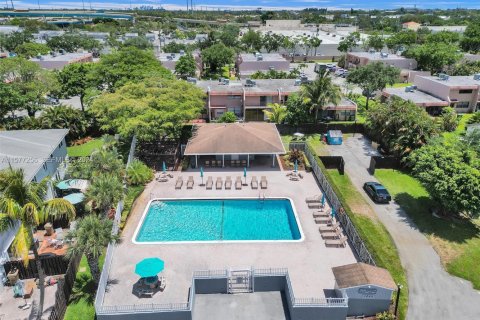 Townhouse in Davie, Florida 3 bedrooms, 151.43 sq.m. № 2177025 - photo 16
