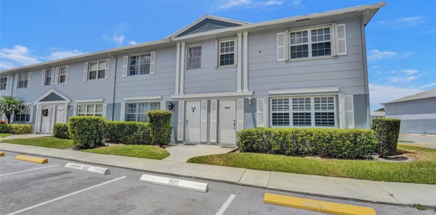 Townhouse in Davie, Florida 3 bedrooms, 151.43 sq.m. № 2177025