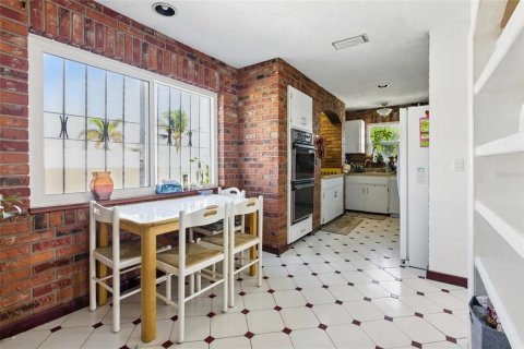 House in Treasure Island, Florida 4 bedrooms, 248.05 sq.m. № 1755371 - photo 8