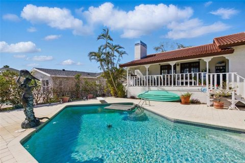 House in Treasure Island, Florida 4 bedrooms, 248.05 sq.m. № 1755371 - photo 2