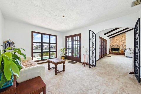 House in Treasure Island, Florida 4 bedrooms, 248.05 sq.m. № 1755371 - photo 14