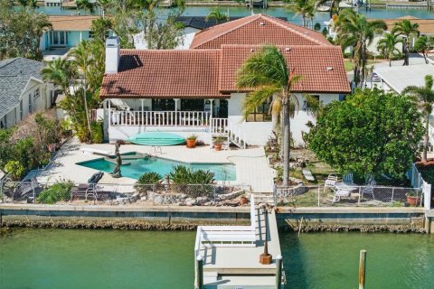 House in Treasure Island, Florida 4 bedrooms, 248.05 sq.m. № 1755371 - photo 3