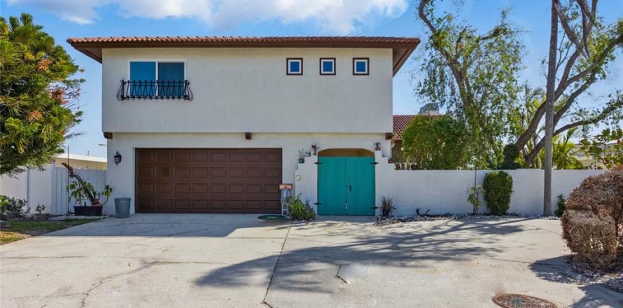 House in Treasure Island, Florida 4 bedrooms, 248.05 sq.m. № 1755371