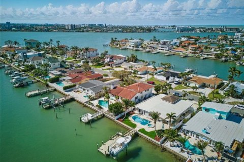 House in Treasure Island, Florida 4 bedrooms, 248.05 sq.m. № 1755371 - photo 4