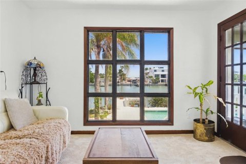 House in Treasure Island, Florida 4 bedrooms, 248.05 sq.m. № 1755371 - photo 15