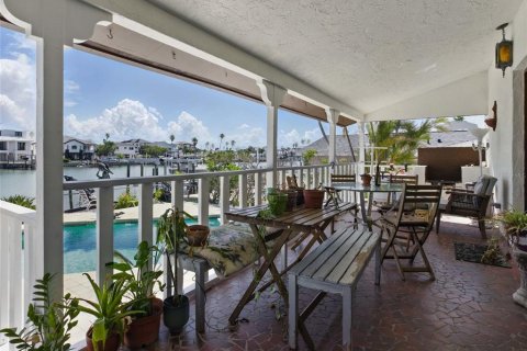 House in Treasure Island, Florida 4 bedrooms, 248.05 sq.m. № 1755371 - photo 17