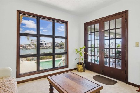 House in Treasure Island, Florida 4 bedrooms, 248.05 sq.m. № 1755371 - photo 16