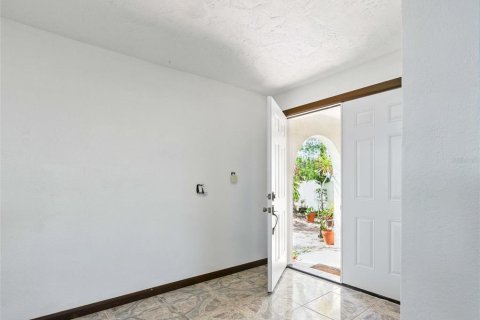 House in Treasure Island, Florida 4 bedrooms, 248.05 sq.m. № 1755371 - photo 5
