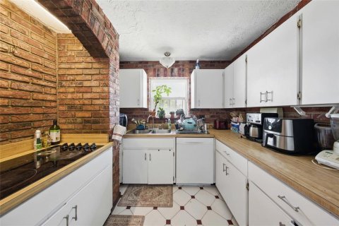 House in Treasure Island, Florida 4 bedrooms, 248.05 sq.m. № 1755371 - photo 10