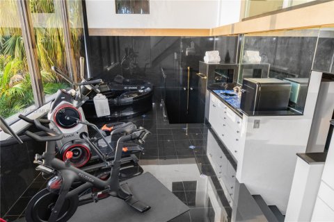 House in Miami, Florida 6 bedrooms, 533.35 sq.m. № 2017481 - photo 19