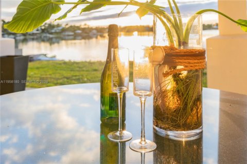 House in Miami, Florida 6 bedrooms, 533.35 sq.m. № 2017481 - photo 23