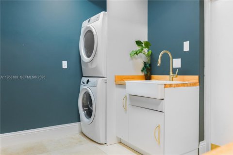 House in Miami, Florida 6 bedrooms, 533.35 sq.m. № 2017481 - photo 22