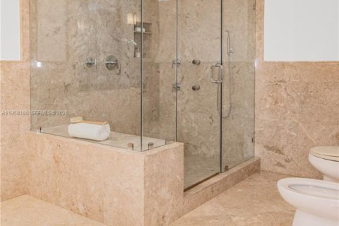 House in Miami, Florida 6 bedrooms, 533.35 sq.m. № 2017481 - photo 15