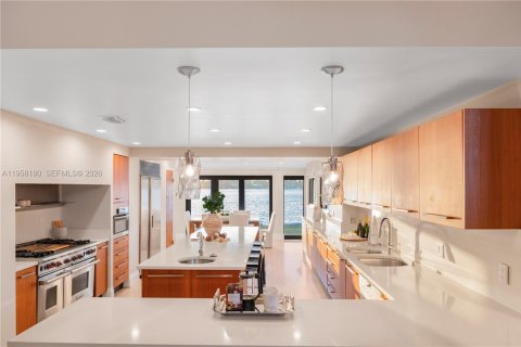 House in Miami, Florida 6 bedrooms, 533.35 sq.m. № 2017481 - photo 10