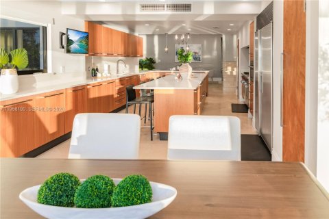 House in Miami, Florida 6 bedrooms, 533.35 sq.m. № 2017481 - photo 9