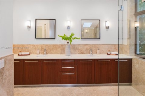 House in Miami, Florida 6 bedrooms, 533.35 sq.m. № 2017481 - photo 7