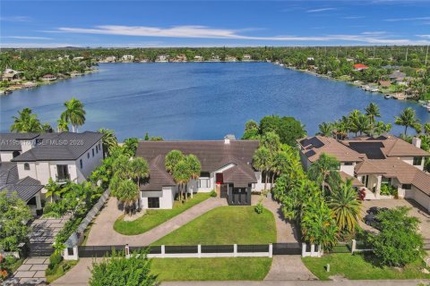 House in Miami, Florida 6 bedrooms, 533.35 sq.m. № 2017481 - photo 3