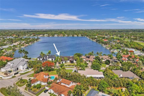 House in Miami, Florida 6 bedrooms, 533.35 sq.m. № 2017481 - photo 2