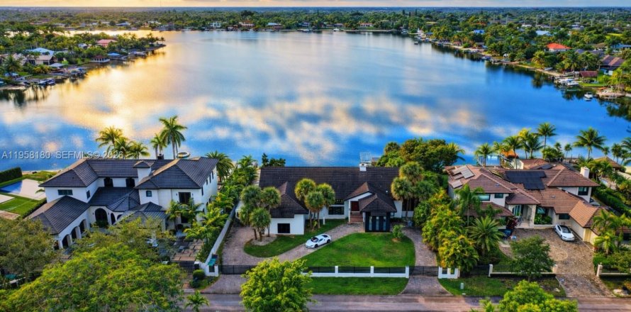 House in Miami, Florida 6 bedrooms, 533.35 sq.m. № 2017481