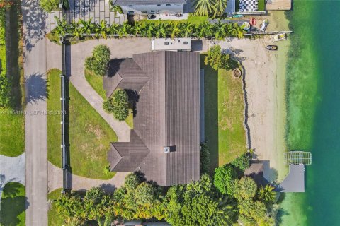 House in Miami, Florida 6 bedrooms, 533.35 sq.m. № 2017481 - photo 25