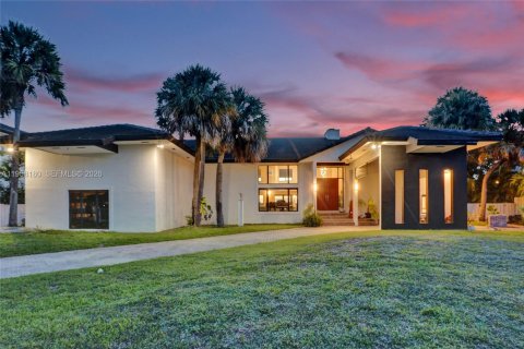 House in Miami, Florida 6 bedrooms, 533.35 sq.m. № 2017481 - photo 26