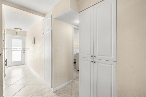 Condo in Pompano Beach, Florida, 2 bedrooms  № 1948144 - photo 4