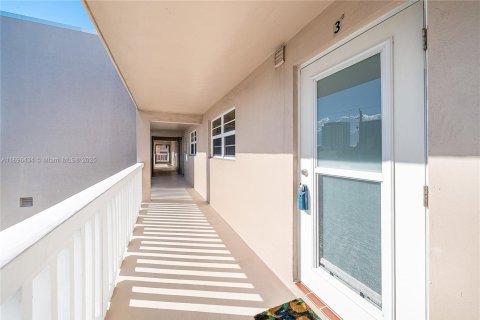 Condo in Pompano Beach, Florida, 2 bedrooms  № 1948144 - photo 3