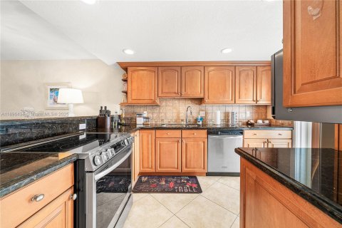 Condo in Pompano Beach, Florida, 2 bedrooms  № 1948144 - photo 6
