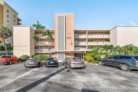 Condo in Pompano Beach, Florida, 2 bedrooms  № 1948144 - photo 2
