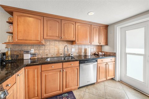Condo in Pompano Beach, Florida, 2 bedrooms  № 1948144 - photo 10