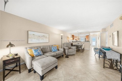 Condo in Pompano Beach, Florida, 2 bedrooms  № 1948144 - photo 14
