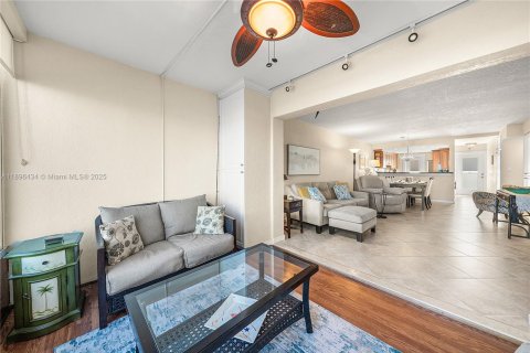 Condo in Pompano Beach, Florida, 2 bedrooms  № 1948144 - photo 17