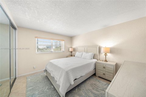 Condo in Pompano Beach, Florida, 2 bedrooms  № 1948144 - photo 18