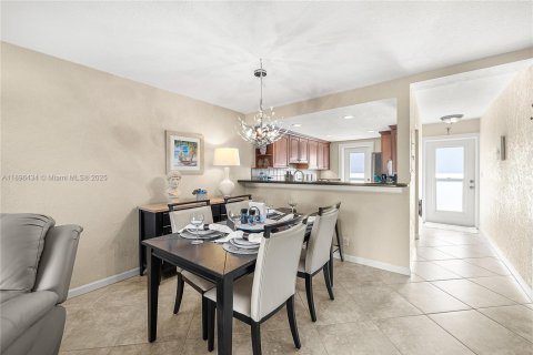 Condo in Pompano Beach, Florida, 2 bedrooms  № 1948144 - photo 12